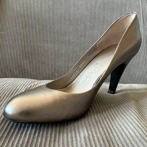 Salvatore Ferragamo Pumps 4” inch. heels in Pewter in size 10